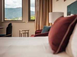 Kamer, 1 twee- of 2 eenpersoonsbedden, uitzicht op bergen | Luxe beddengoed, een minibar, een kluis op de kamer, een bureau