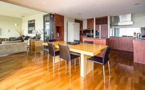 Penthouse, 2 chambres, vue port | Cuisine privée