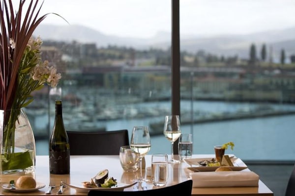 Two Bedroom Penthouse - Harbour View | Room service – dining