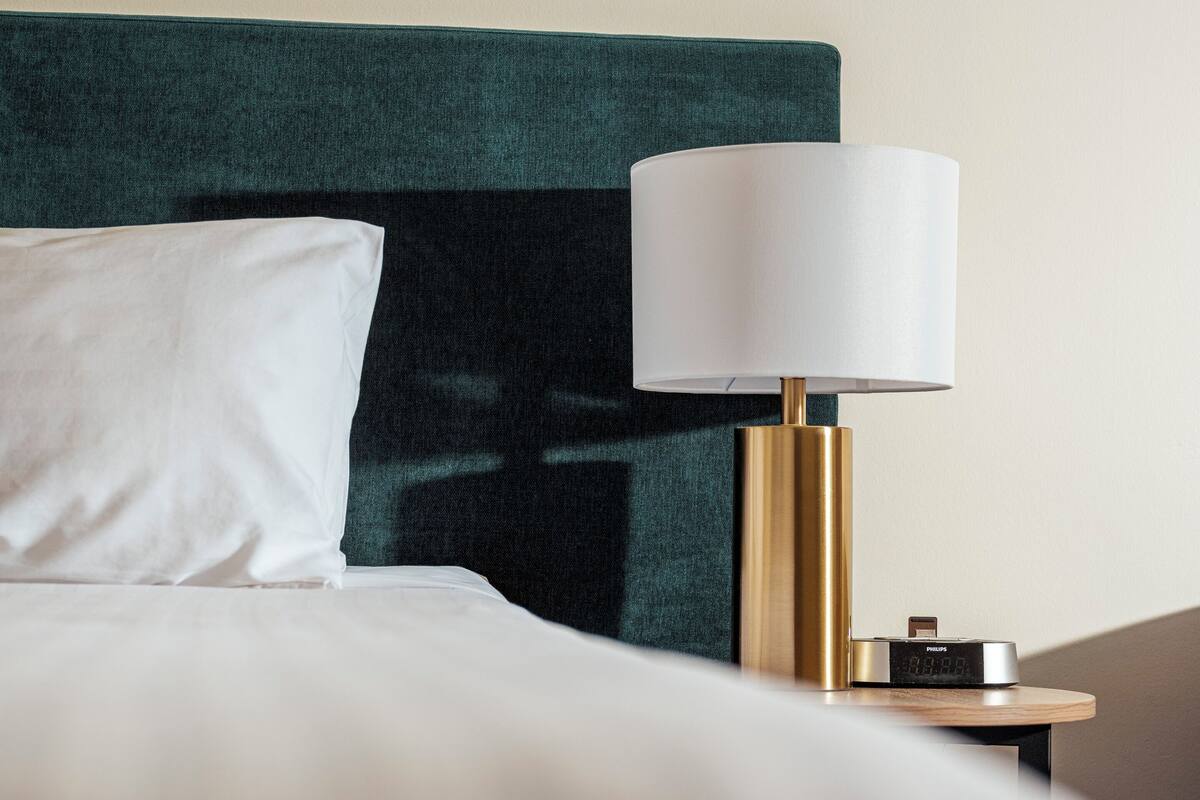 Peralatan tempat tidur premium, bar mini, peti besi dalam bilik, meja 