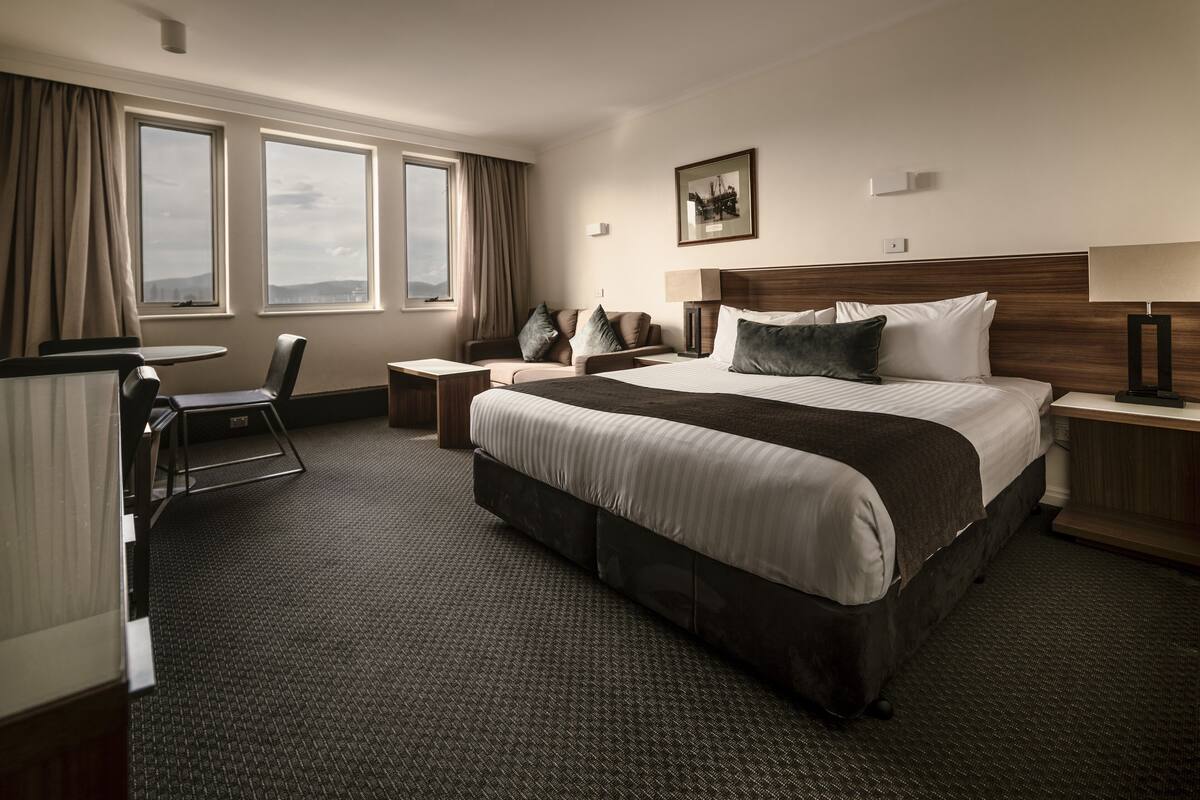 Family Suite | Peralatan tempat tidur premium, bar mini, peti besi dalam bilik, meja 