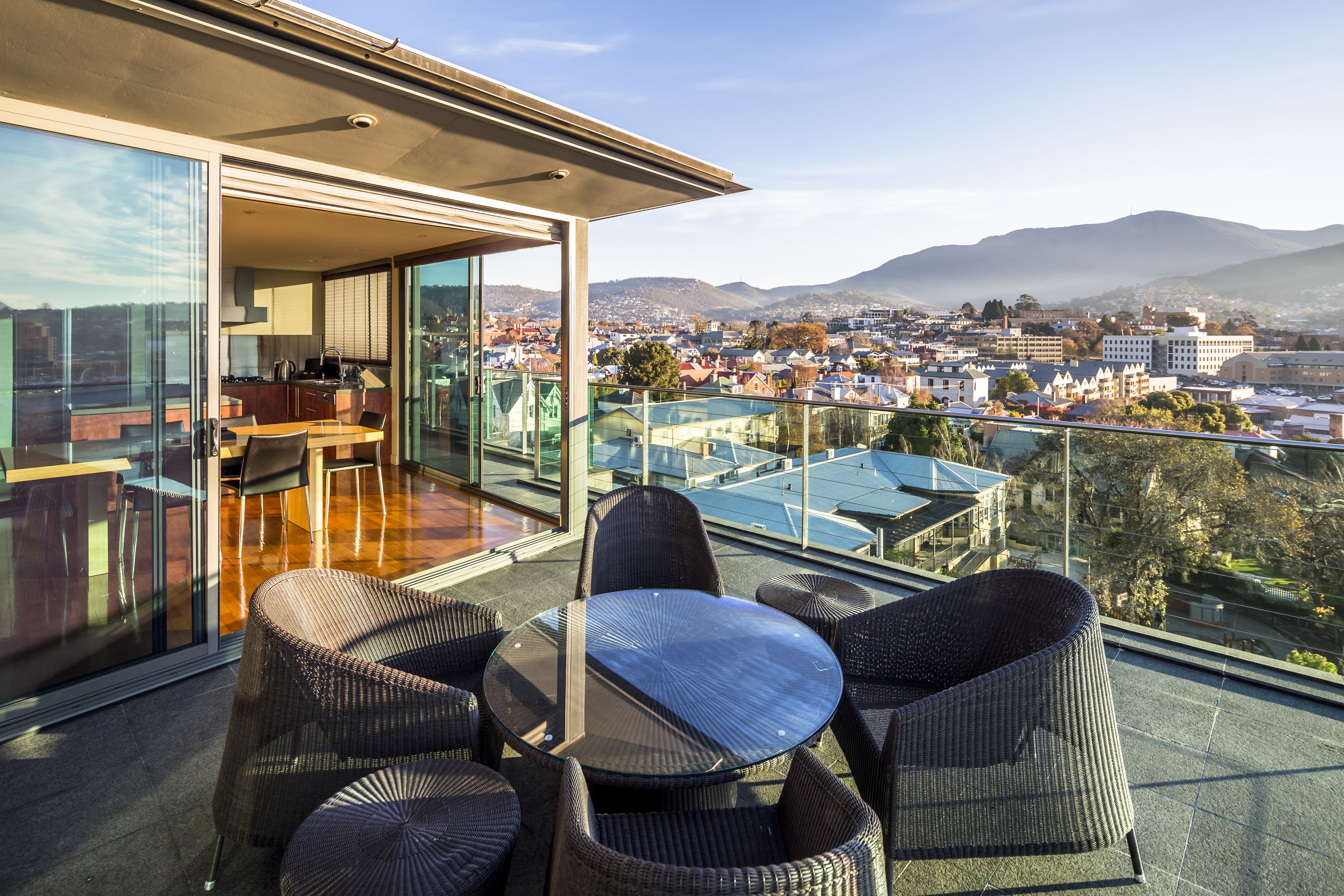 Penthouse, 2 habitaciones, vista al puerto | Ropa de cama de alta calidad y minibar 