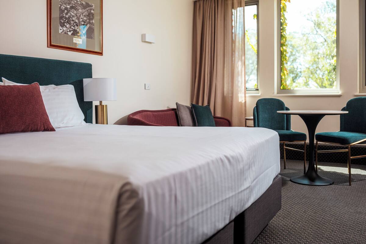 Double or Twin Room, Park View | Peralatan tempat tidur premium, bar mini, peti besi dalam bilik, meja 