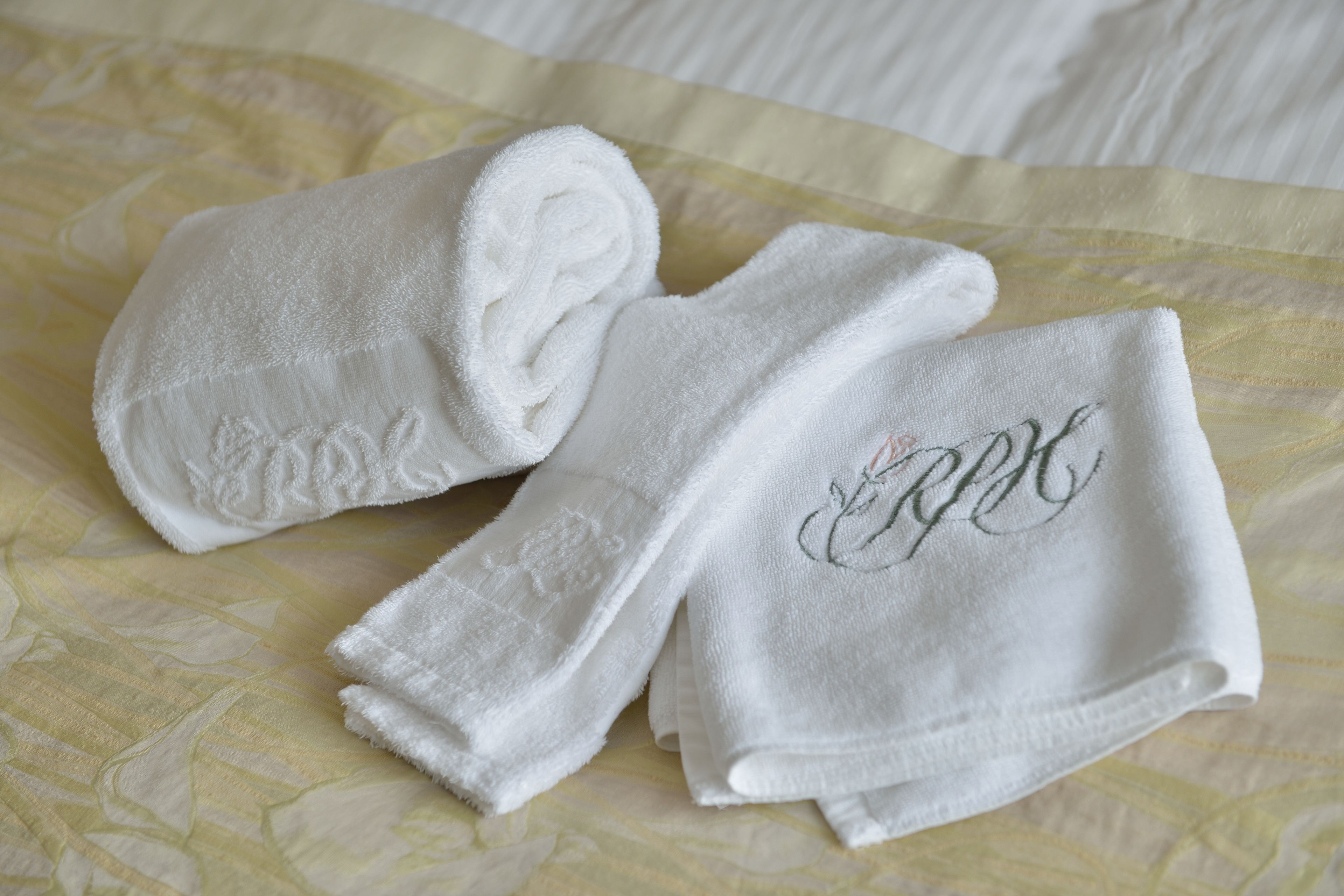 Combined shower/bathtub, free toiletries, hair dryer, slippers