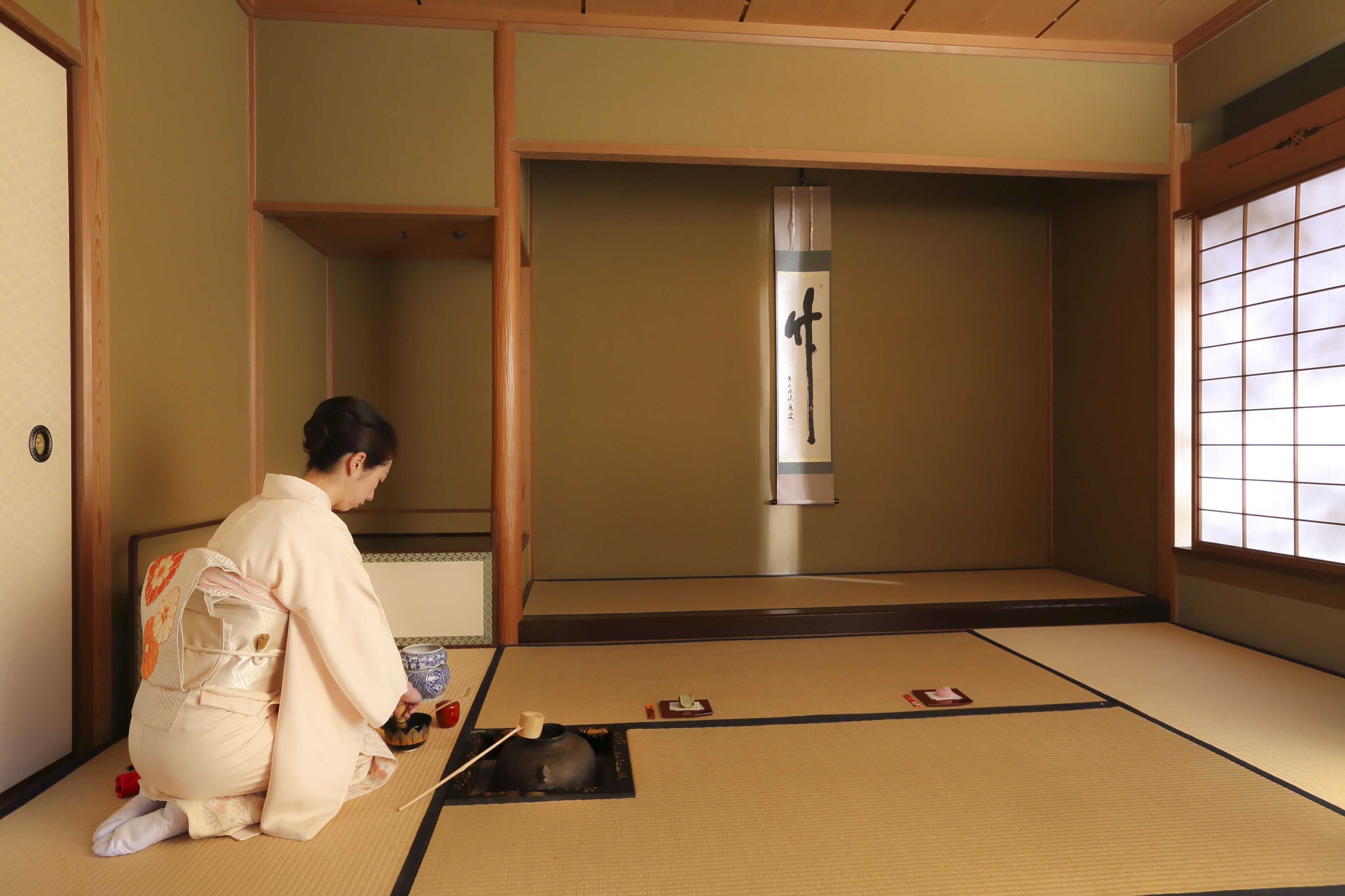 4 restaurants, breakfast, lunch, dinner served; barbecue