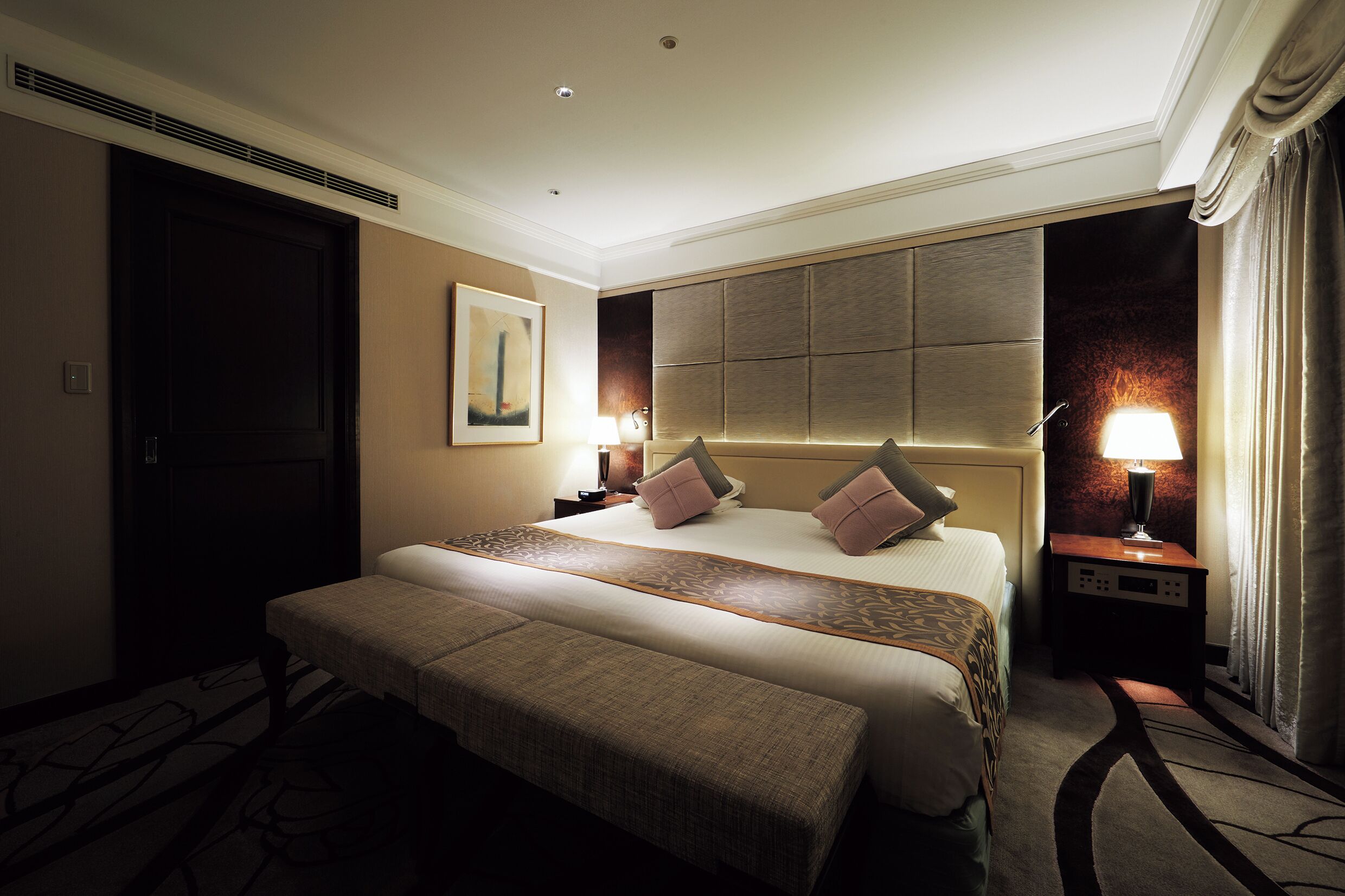 Premium bedding, pillowtop beds, minibar, in-room safe