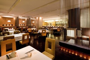 4 restaurants, breakfast, lunch, dinner served; barbecue