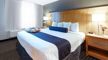 Deluxe Room, 1 King Bed, Non Smoking, Poolside | In-room safe, desk, laptop workspace, blackout drapes