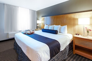 Quarto luxo, 1 cama King, para não fumantes, ao lado da piscina | Cofres nos quartos, escrivaninha, espaço de trabalho para notebook