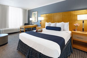 豪華客房, 1 張特大雙人床, 非吸煙房, 池畔 | 客房內保險箱、書桌、筆電工作空間、遮光布/窗簾