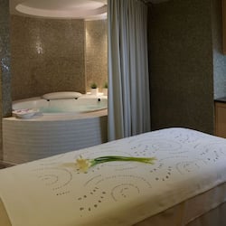 Couples treatment rooms, sauna, steam room, body treatments