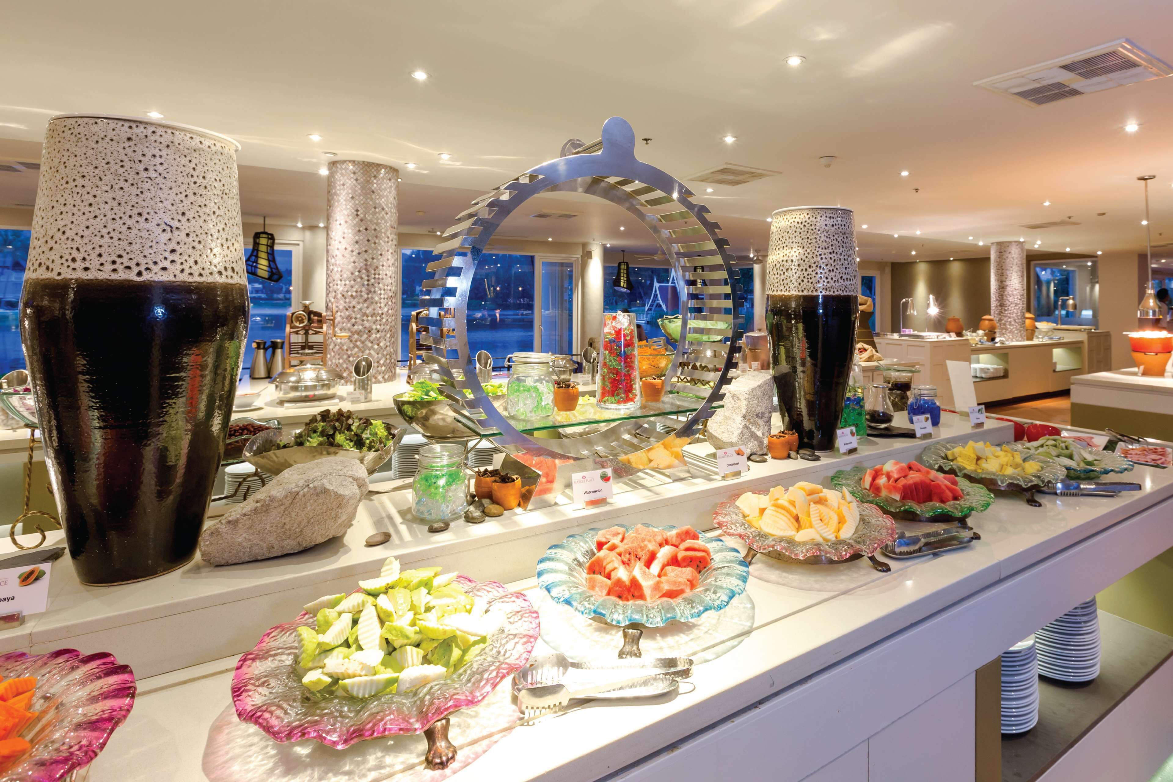 Un bufé con diversos alimentos y cristalería decorativa.