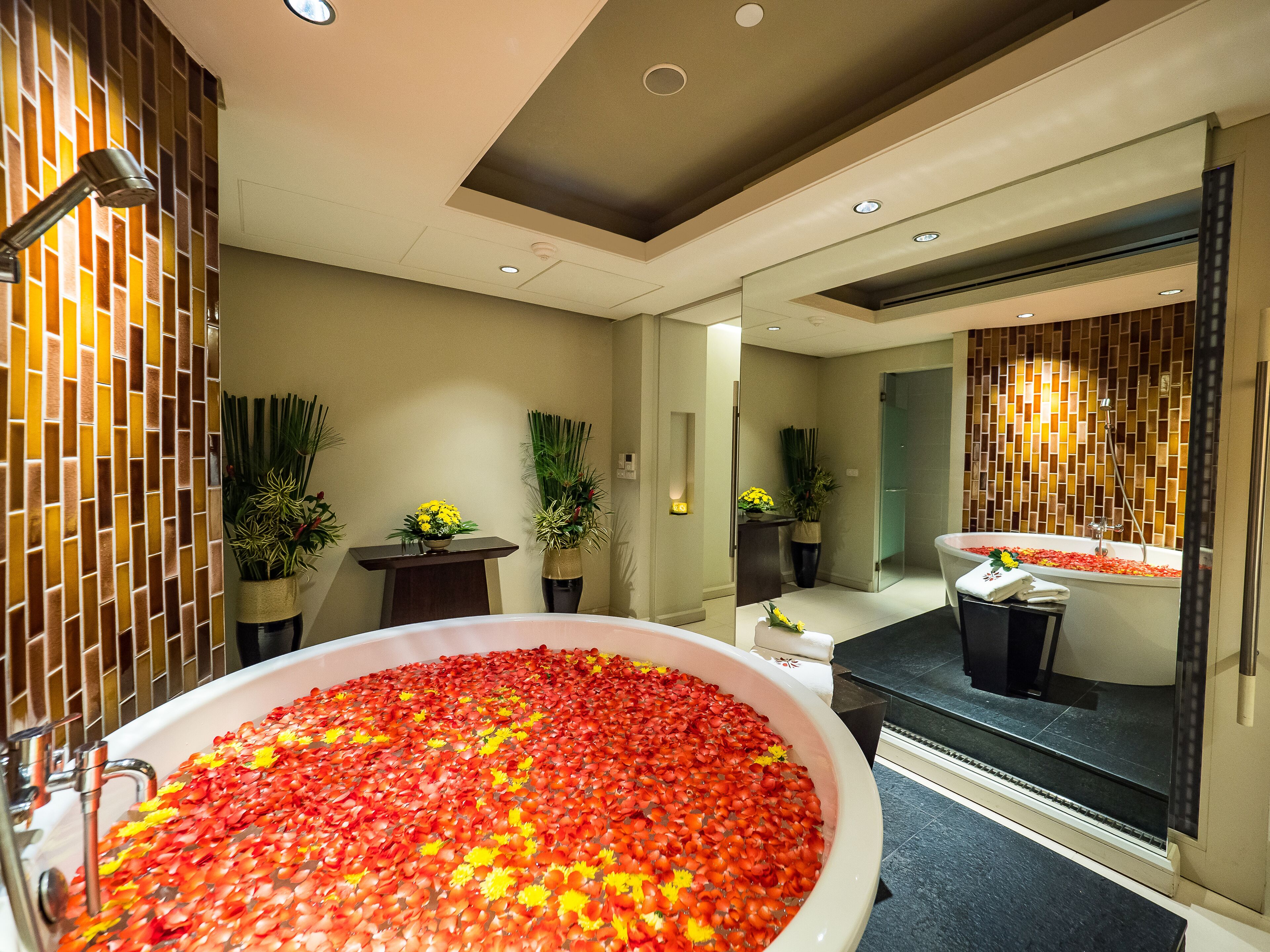 Couples treatment rooms, body treatments, hot stone massages