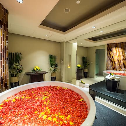 Couples treatment rooms, body treatments, hot stone massages