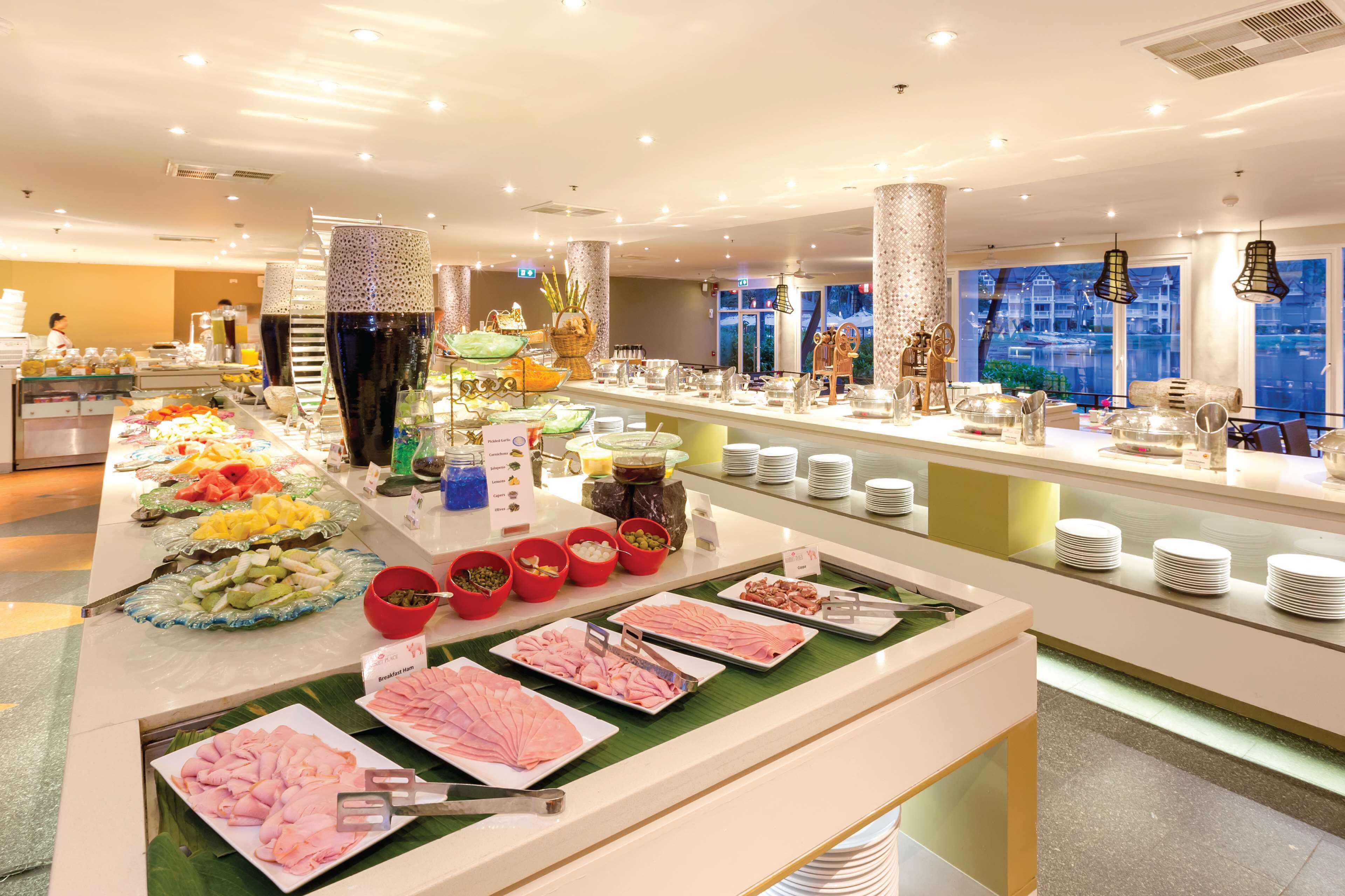 Desayuno buffet (THB 900 por persona) 