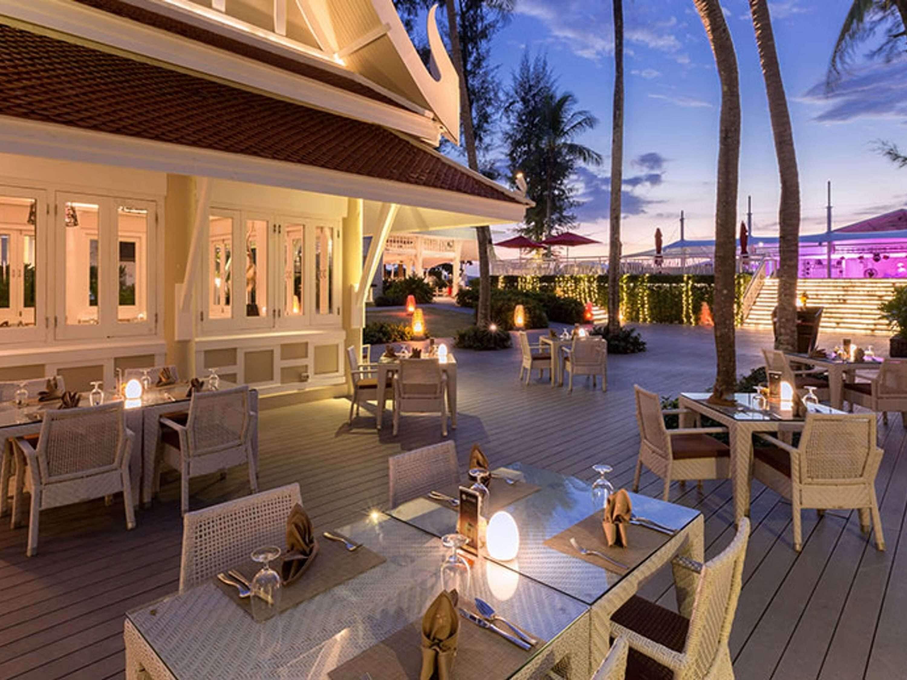 5 restaurants, breakfast, lunch, dinner served; fusion cuisine