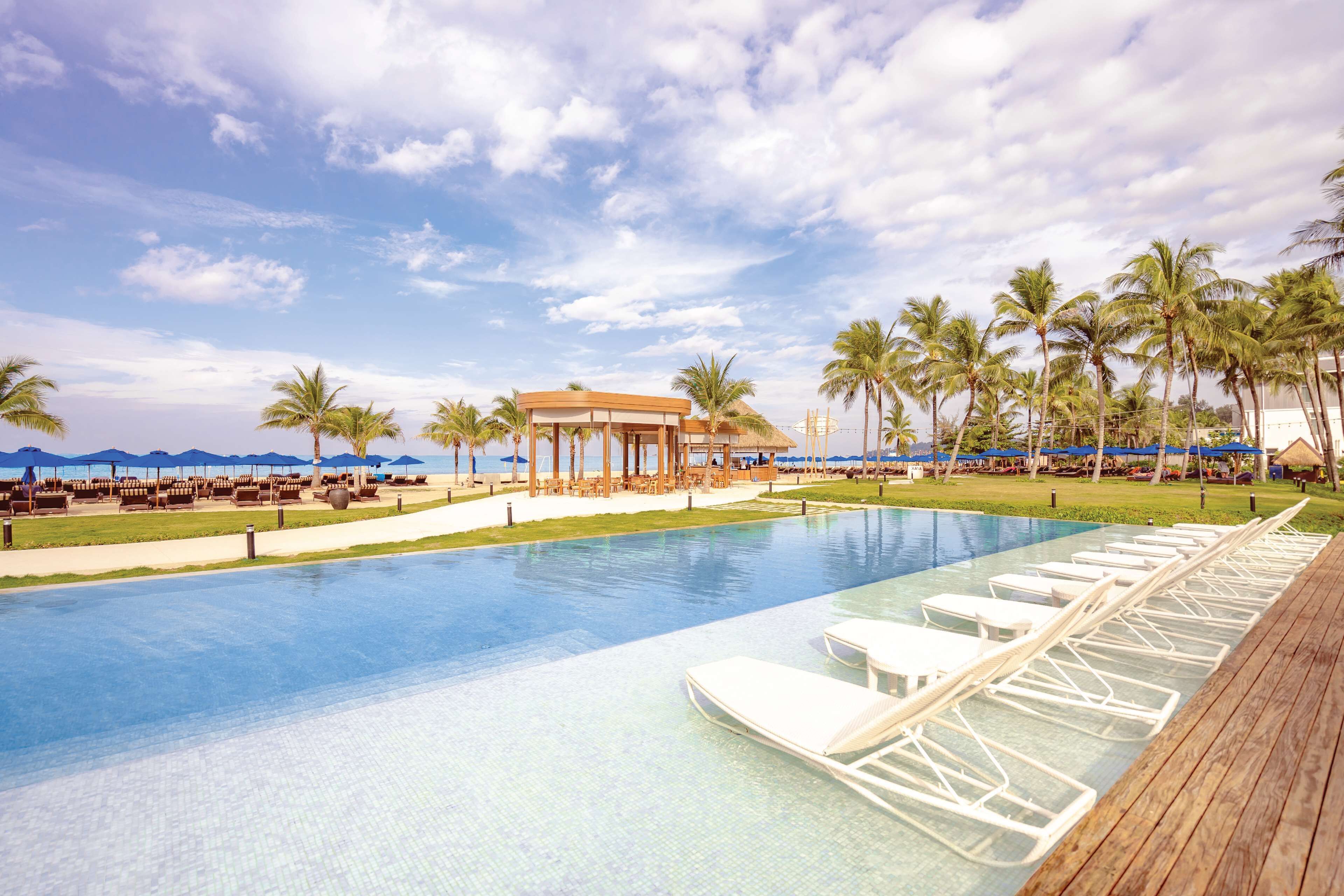 5 restaurants, breakfast, lunch, dinner served; international cuisine 