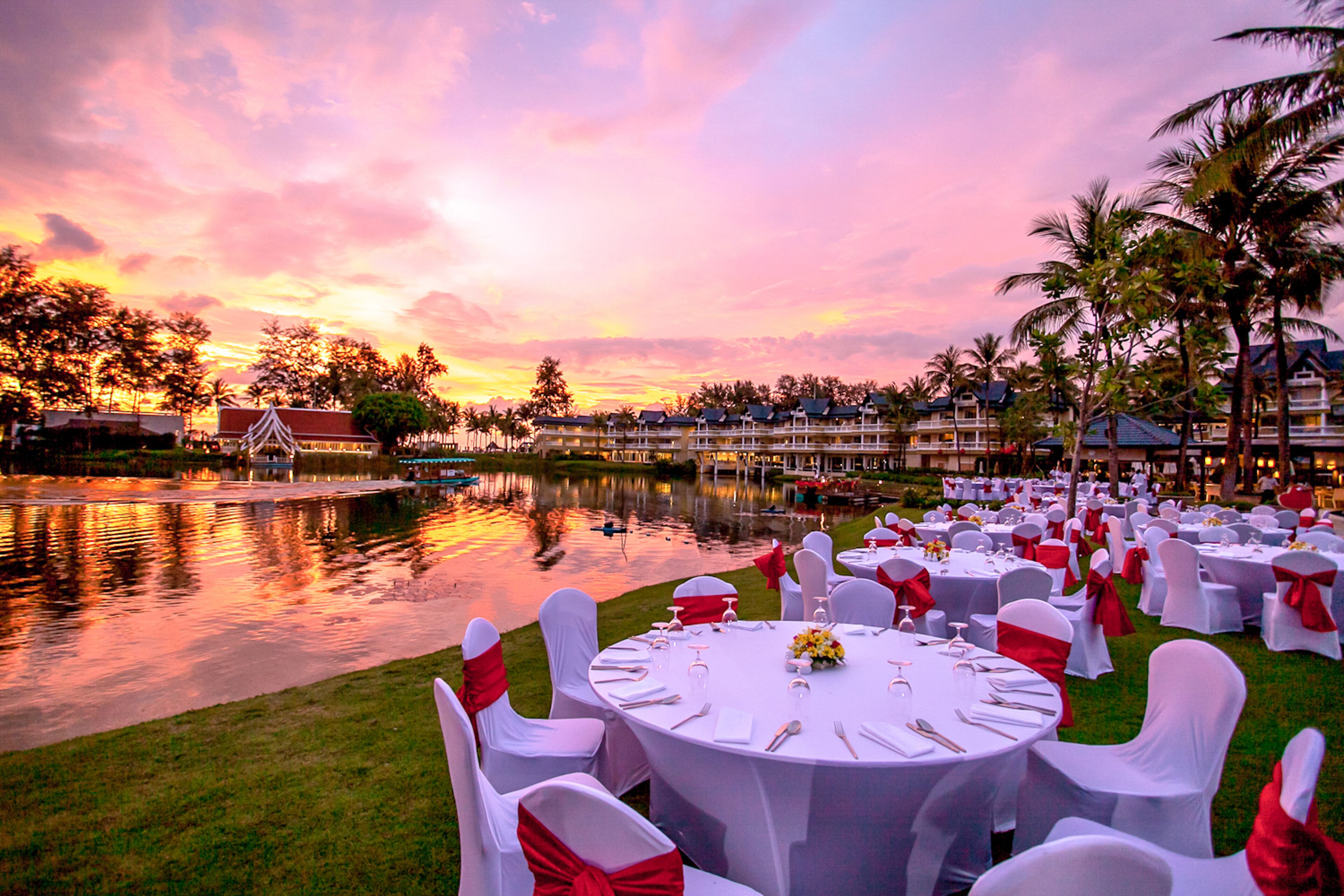 5 restaurants, breakfast, lunch, dinner served; fusion cuisine