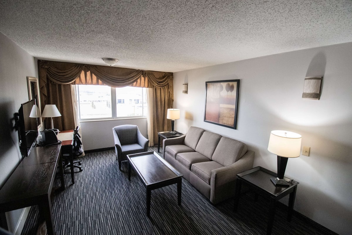Premium bedding, pillowtop beds, in-room safe, individually decorated