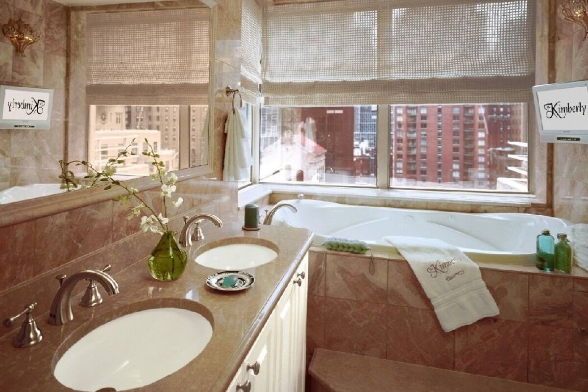 executive room, 1 king bed | bathroom | free toiletries, hair dryer, bathrobes, slippers