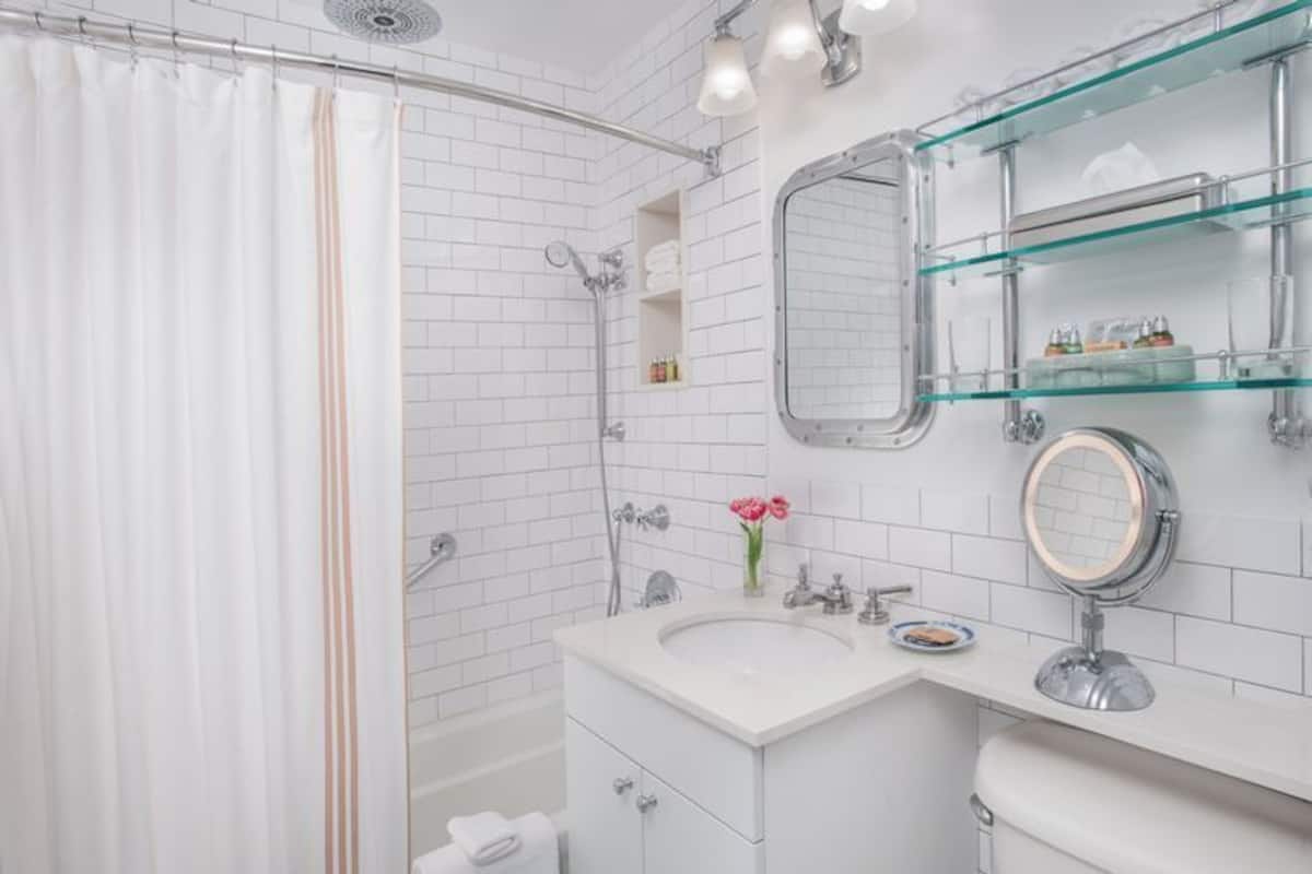 Kelengkapan dandanan diri percuma, pengering rambut, jubah mandi