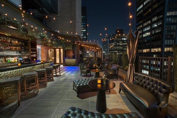 2 bars-salons, bar sur le toit