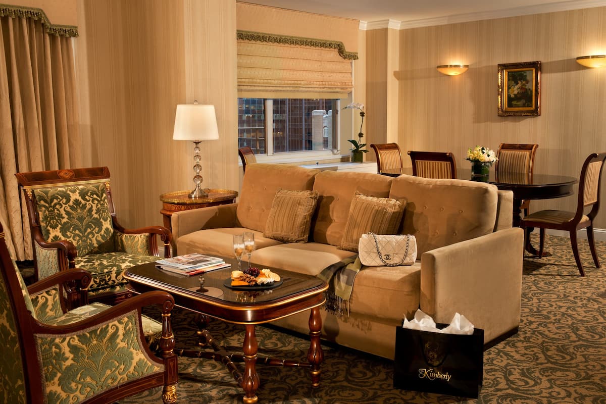 Executive Suite, 1 Bedroom | Ruang tamu | 42 inci televisyen plasma dengan kabel, TV, stesen dok iPod