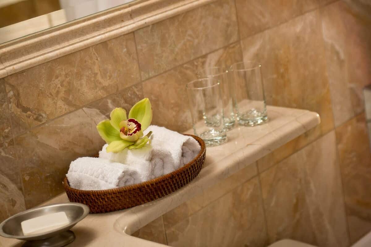 Articles de toilette gratuits, sĂšche-cheveux, peignoirs, chaussons