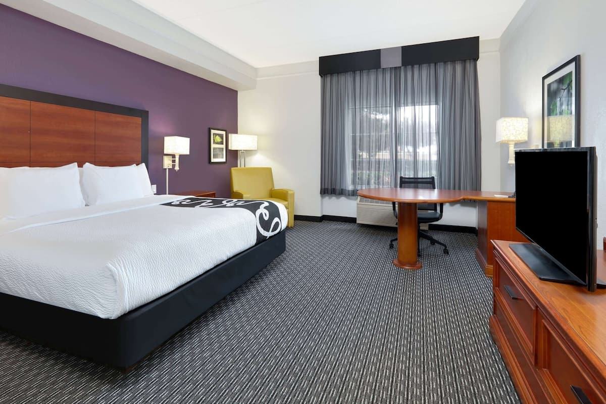 Deluxe Room, 1 King Bed, Non Smoking | Premium bedding, desk, iron/ironing board, free cribs/infant beds