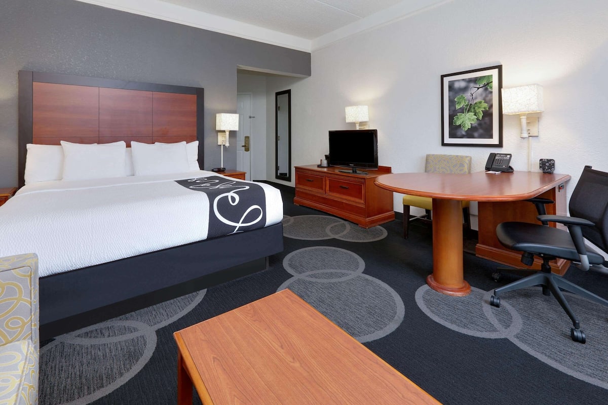 Chambre Deluxe, 1 très grand lit, non-fumeurs | Literie de qualité supérieure, bureau, fer et planche à repasser