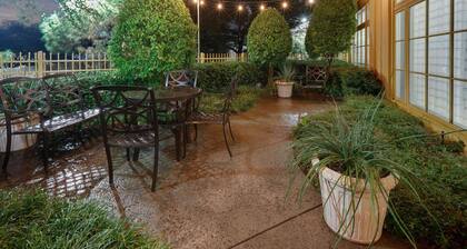 La Quinta Inn & Suites by Wyndham Dallas North Central