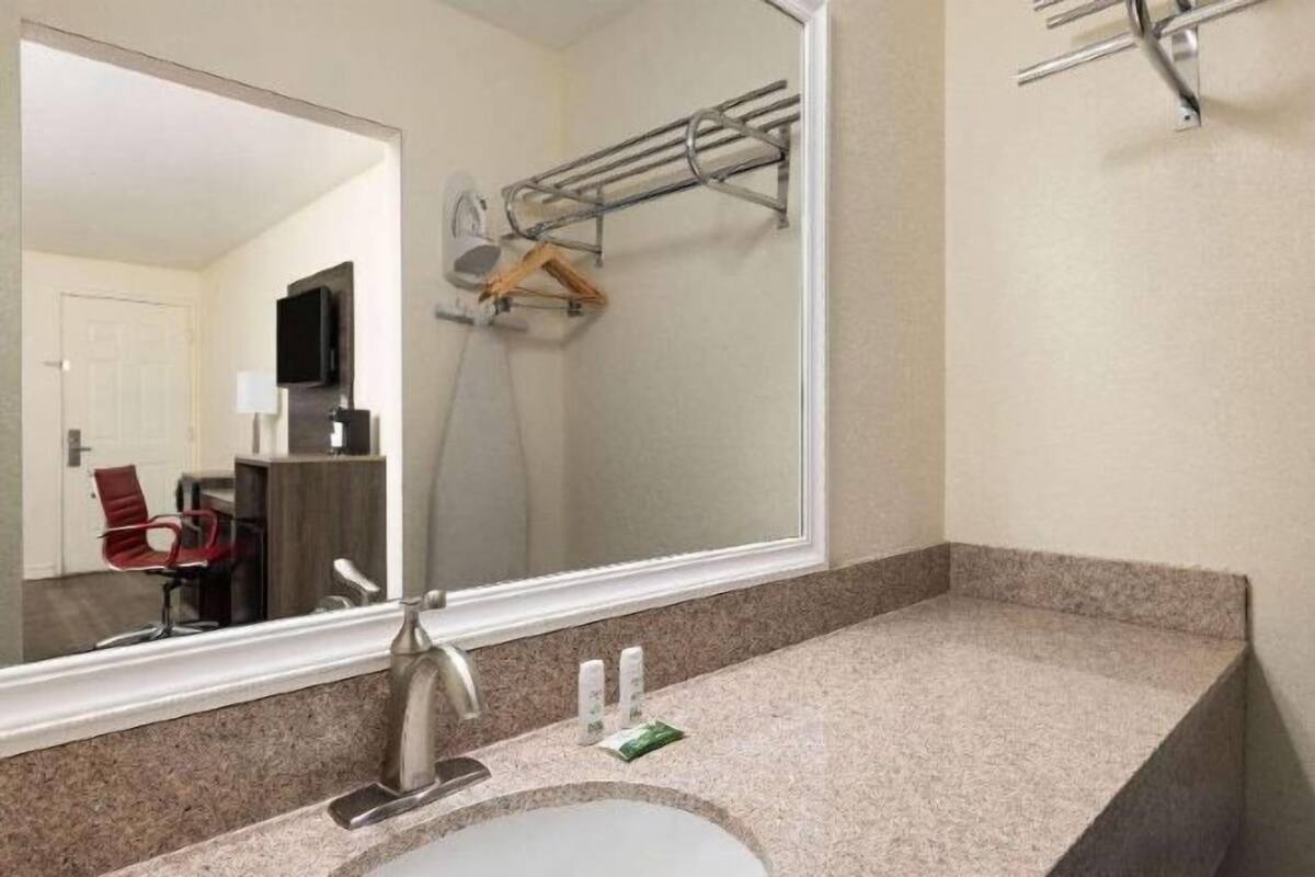 Deep-soaking bathtub, eco-friendly toiletries, hair dryer, towels