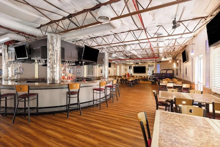 Dining. Ramada by Wyndham Kingman