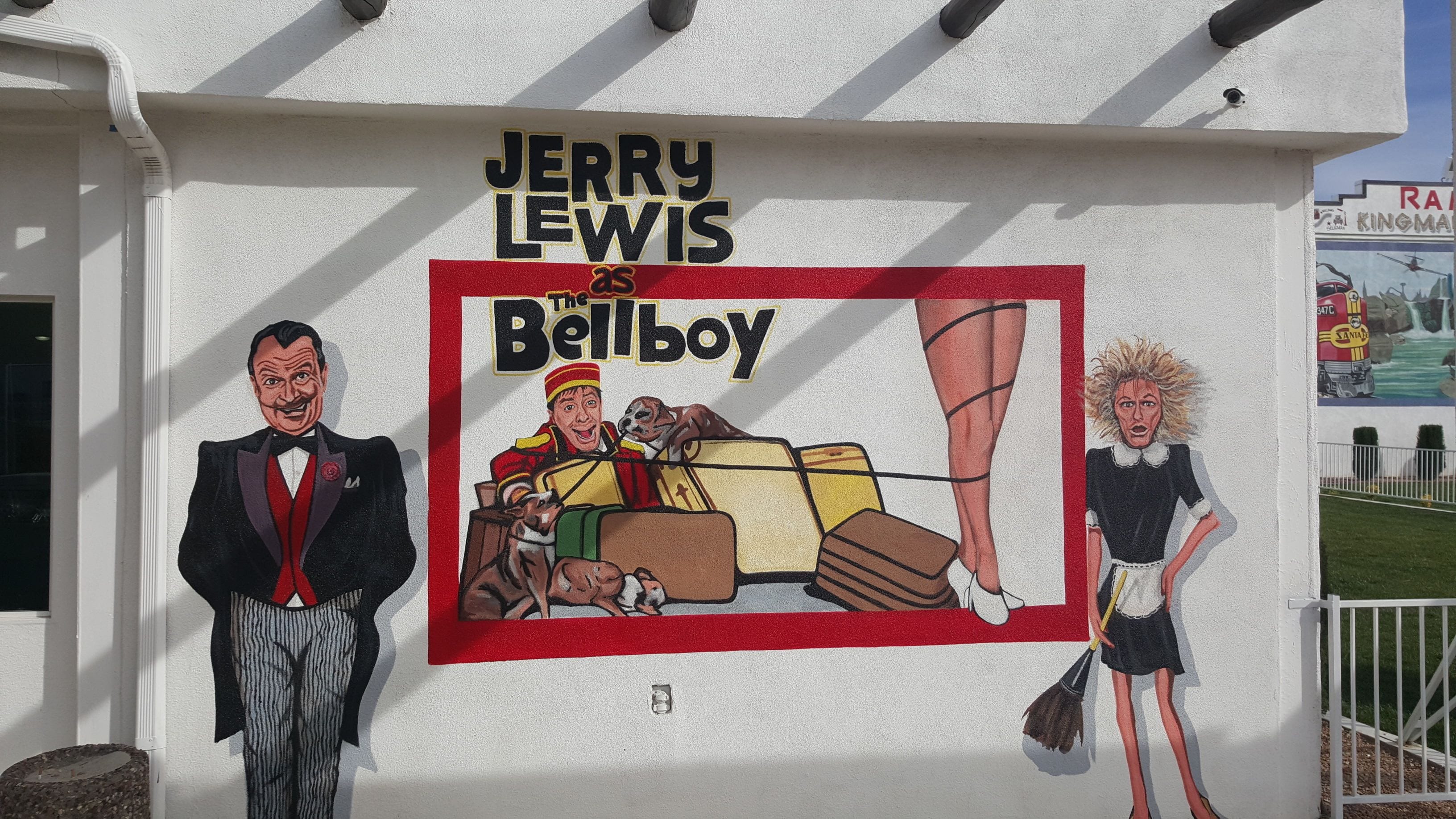 Een muurschildering op een gevel met personages uit 'The Bellboy'.