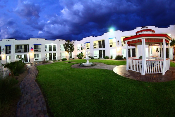 A hotel with a courtyard, a fountain, and a gazebo. - Ramada by Wyndham Kingman (Kingman)