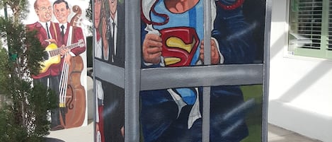 Eine Telefonzelle mit einem Superman-Wandbild.