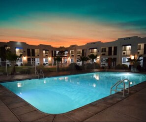 Outdoor pool - Ramada by Wyndham Kingman (Kingman)