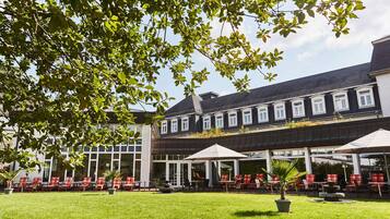 Sauna, Turkish bath, facials, Ayurvedic treatments, 4 treatment rooms