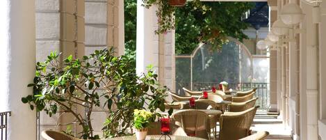 Menyajikan masakan daerah