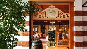 De ingang van een restaurant met een bord waarop staat 