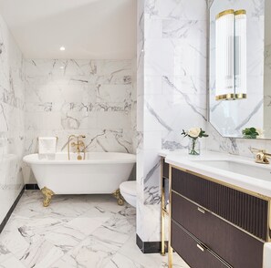 Luxury Suite, 1 King Bed | Bathroom
