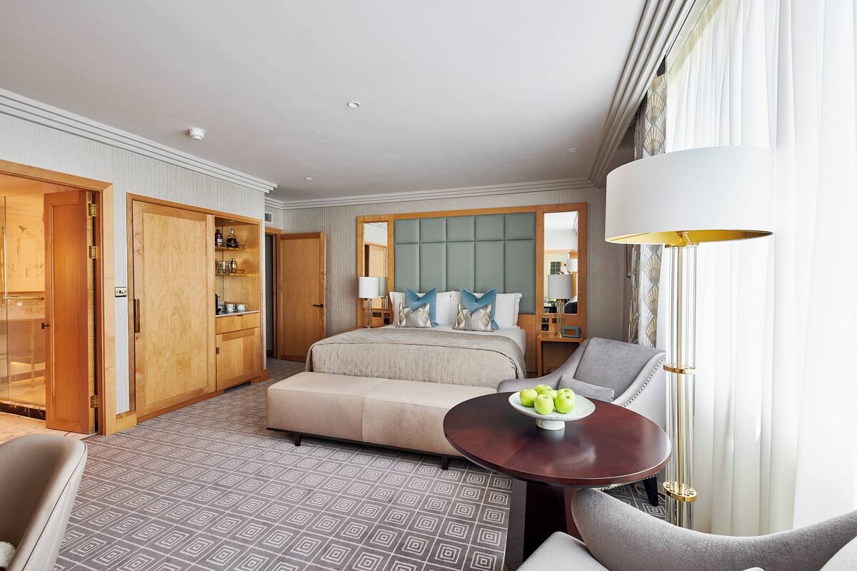 Sengetøy av topp kvalitet, senger med overmadrass og minibar