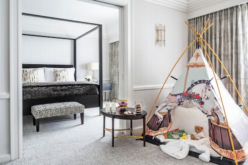 Signature Suite, 1 King Bed | Premium bedding, pillowtop beds, minibar, in-room safe