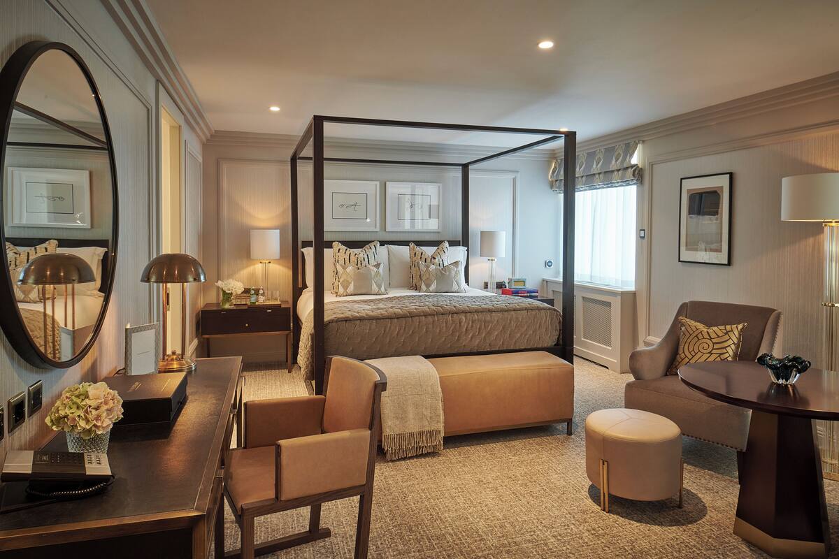 Studiosuite (1 Four Poster Bed) | Sengetøy av topp kvalitet, senger med overmadrass og minibar