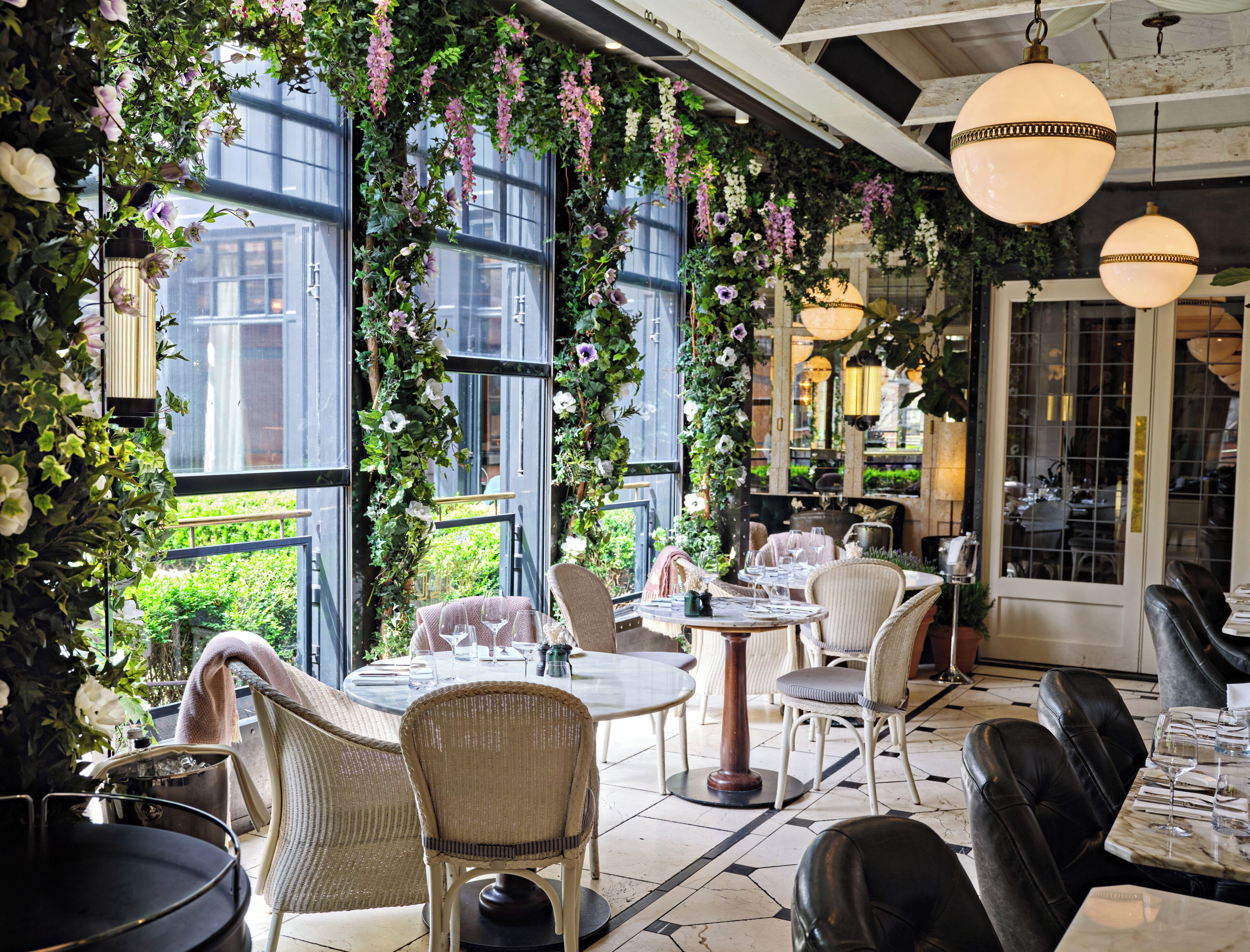 2 restaurantes; se sirven desayunos, almuerzos y cocina irlandesa 