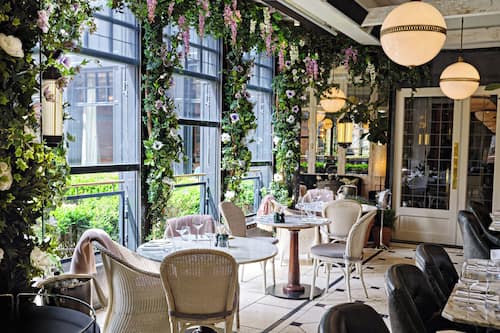 2 restaurantes, se sirven desayunos, comidas, cenas y cocina irlandesa