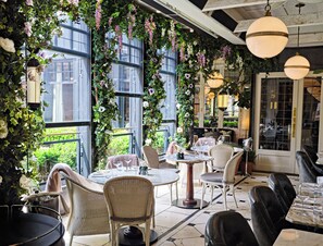 2 restaurants, breakfast, lunch, dinner served; Irish cuisine - The Westbury Hotel (Dublin)