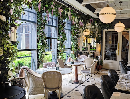 2 restaurants, breakfast, lunch, dinner served; Irish cuisine. The Westbury Hotel