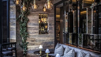 Cocktail bar