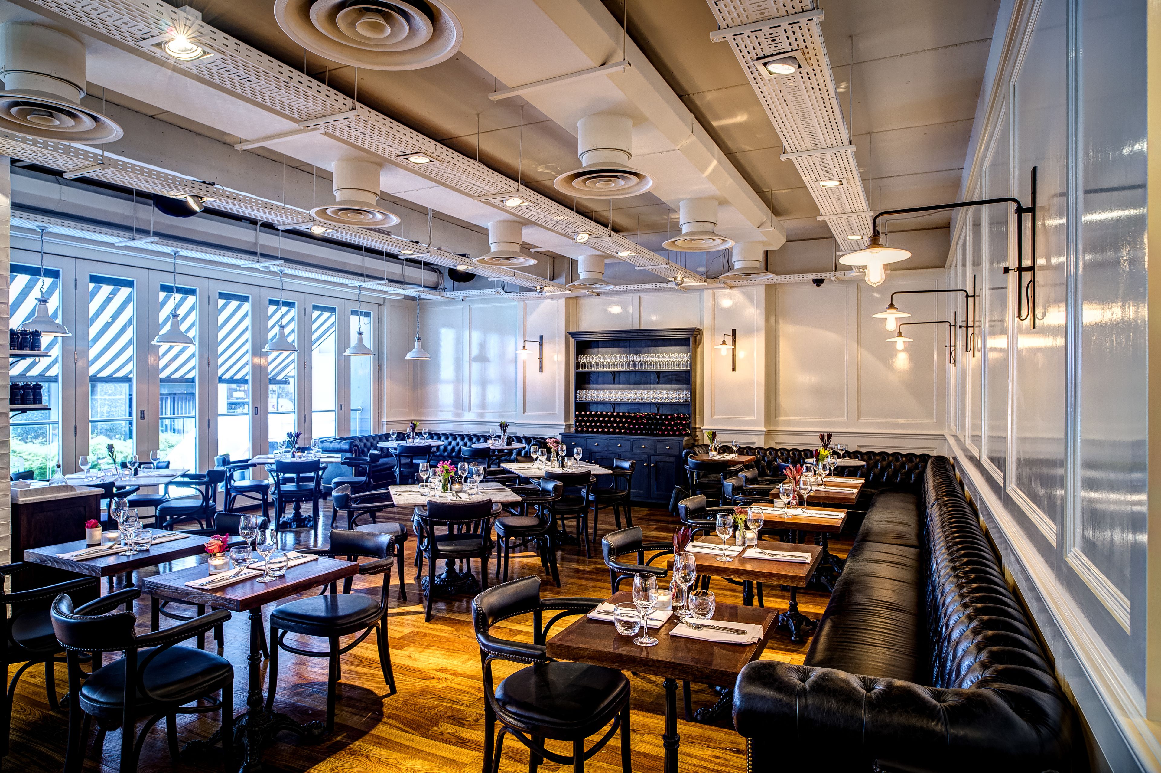 2 间餐厅，供  应早餐、午餐和晚餐，爱尔兰菜